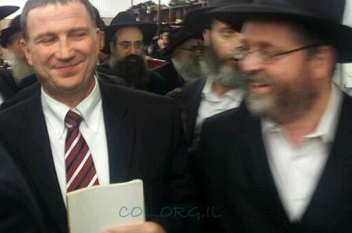 השר יולי אדלשטיין אמר 'סליחות' באוהל הרבי ● תמונות השר יולי אדלשטיין אמר 'סליחות' באוהל הרבי ● תמונות