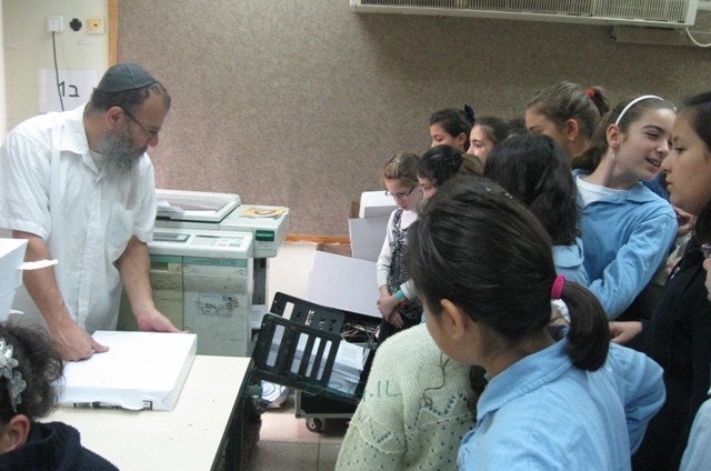 נתניה: הדפסת התניא בבית ספר חב