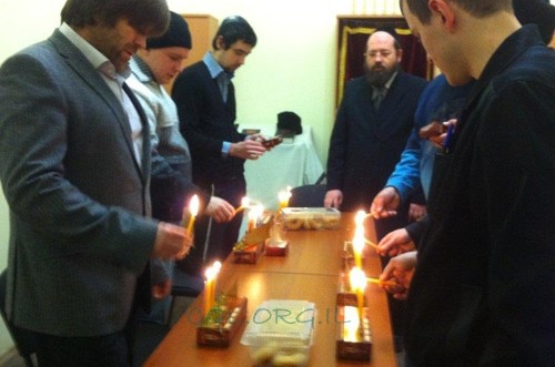 הדלקת נרות חנוכה עם אסירים יהודים ברוסיה