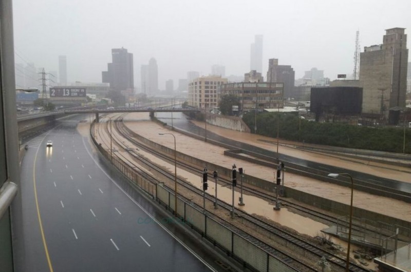 בעקבות הגשמים: כבישים חסומים, הצפות ופקקי ענק ● תמונות
