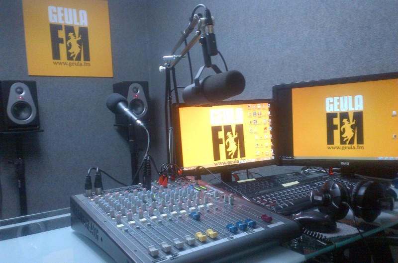 עכשיו ברדיו גאולה FM:  מוזיקה חסידית ללא הפסקה בשידור חי