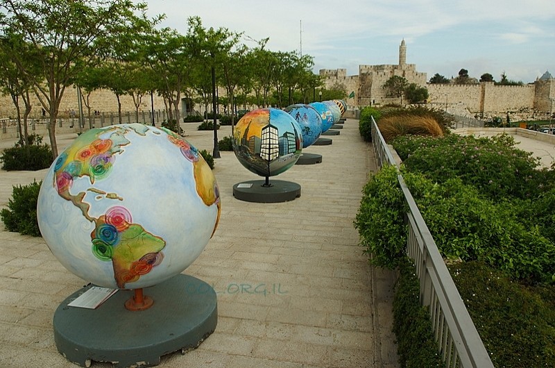גלובוסים ענקיים הוצבו בירושלים ● בואו לראות 