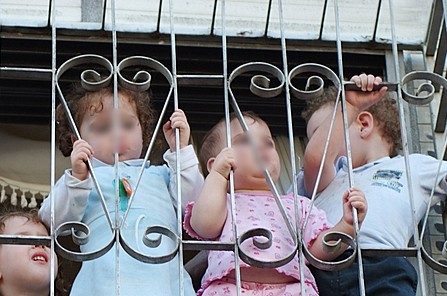 כתם שחור: מחר ייכנס לתוקפו הקיצוץ בקצבאות ילדי ישראל 