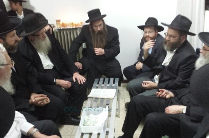 הרבנים הראשיים לישראל בניחום אבלים בבית משפחת רבינוביץ