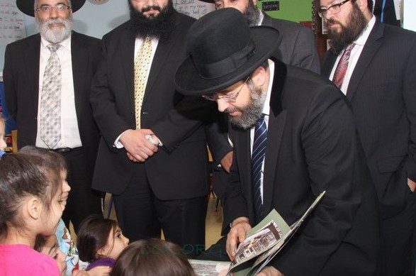 הרב הראשי לישראל ביקר במוסדות הקהילה הבוכרית בקווינס  