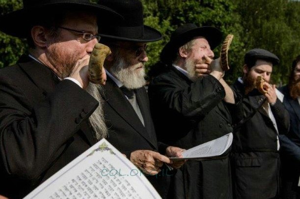 צפו: באמצע הקיץ, תקיעת שופר בבית עלמין ברוסיה