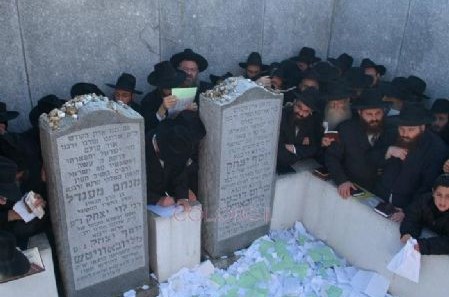 אלפים ישבתו בשבת שלפני יום ההילולא באוהל הק' אלפים ישבתו בשבת שלפני יום ההילולא באוהל הק'