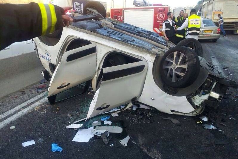 טרגדיה בירושלים: רכב שחזר מחתונת בעלזא התנגש במשאית טרגדיה בירושלים: רכב שחזר מחתונת בעלזא התנגש במשאית