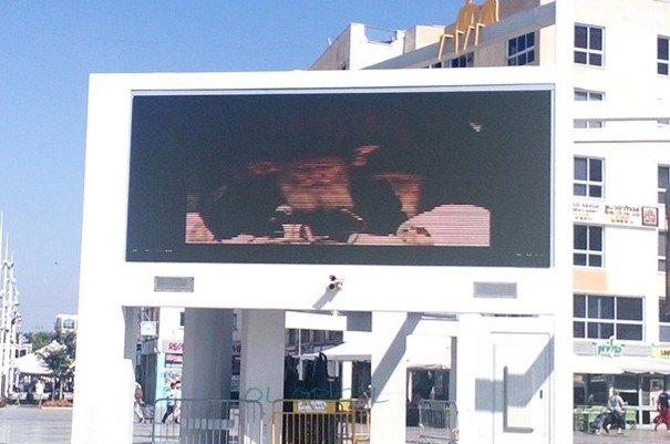 וידאו מהרבי הוקרן על מסכי הענק בכיכר העצמאות בנתניה