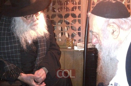 הרב גרונר ערך ניחום אבלים אצל הרב יואל כהן 