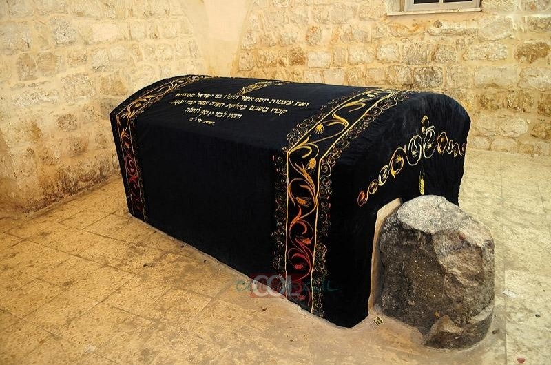 כ-1200 יהודים התפללו בקבר יוסף, פורעים חיבלו במתחם