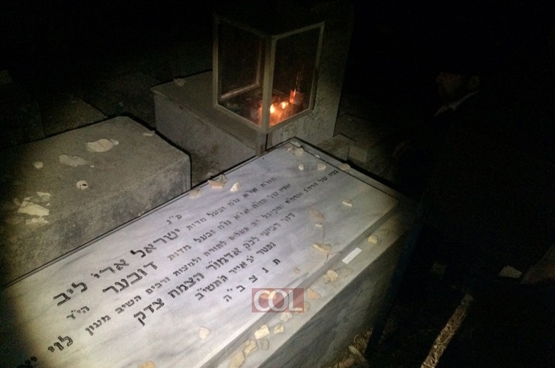 תמונת הלילה: עליה לקברו של ר' ישראל אריה לייב