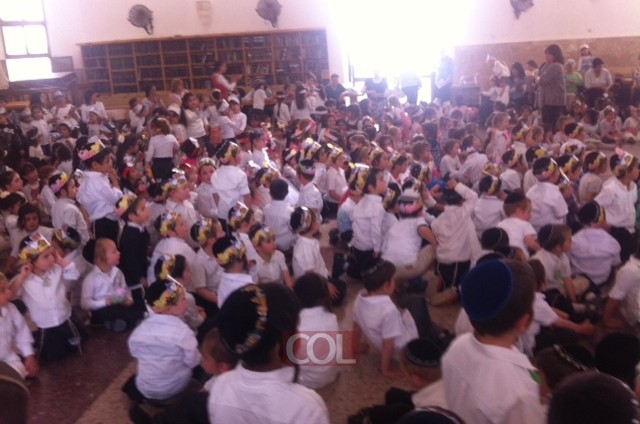 מאות ילדים הגנים בצפת בכנסי אחדות לרגל חג השבועות