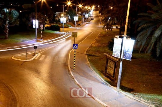 שלטי החוצות המפרסמים את אירועי הוועד הוארו באור זרקורים שלטי החוצות המפרסמים את אירועי הוועד הוארו באור זרקורים