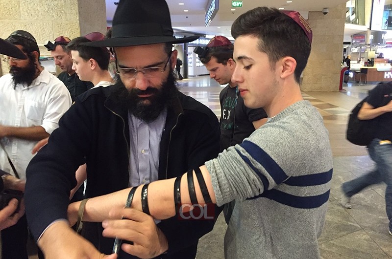 כך מנצל זמר חסידי את זמן ההמתנה לטיסה כך מנצל זמר חסידי את זמן ההמתנה לטיסה