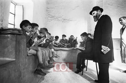השליח הרב ניסן  פינסון עם תלמידים בתוניס ● תמונות נדירות