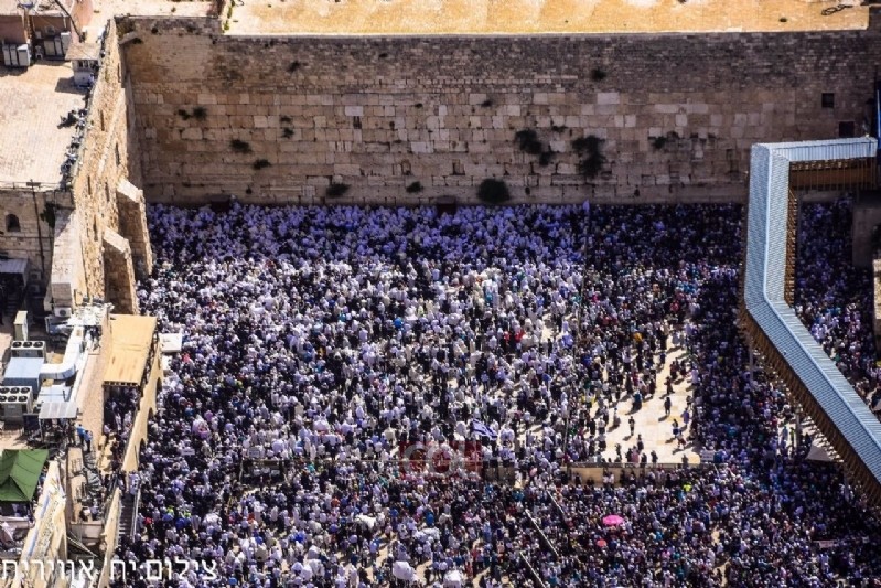 הערכות ברחבת הכותל המערבי לקראת החגים הבעל