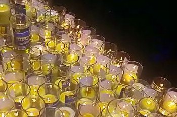'שולחן הנרות' ב-770 • וידאו היום