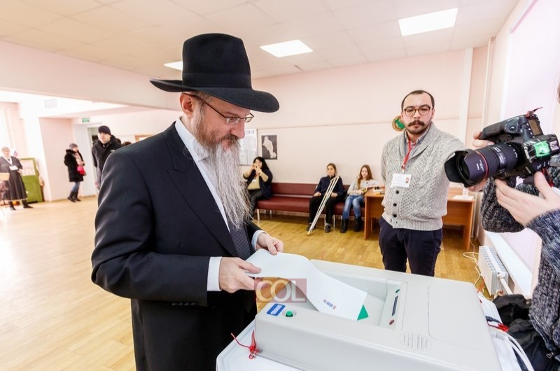 העם יצא להצביע: גם הרב הראשי בוחר בקלפי לנשיאות רוסיה