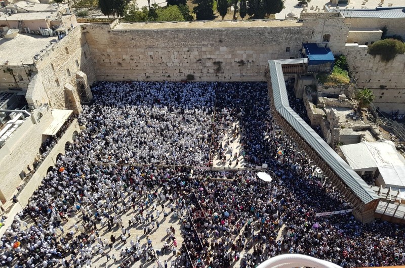 במעמד רבבות: ברכת הכהנים המסורתית בכותל המערבי 