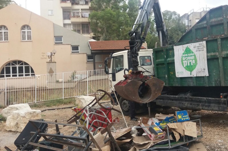 ראש העיר פתח-תקווה התערב: ה'פסולת' פונתה מבית כנסת חב