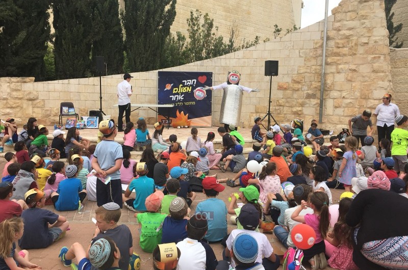בפעם הראשונה: תהלוכת ל בפעם הראשונה: תהלוכת ל
