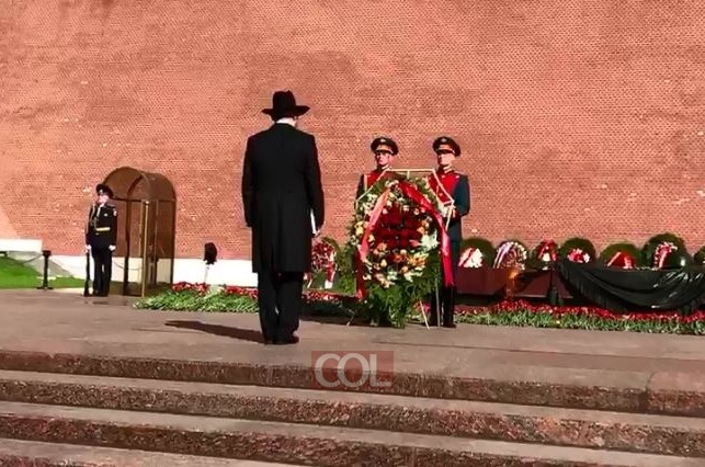 רבה של רוסיה: 'קל מלא רחמים' וזר פרחים בקבר החייל האלמוני