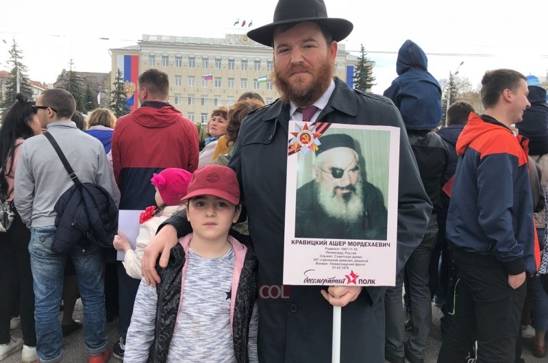השליח יצא למצעד 'יום הניצחון' עם תמונה של יהודי חסידי 