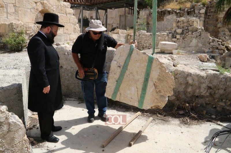 400 קילו משקלה: פינוי האבן שנפלה מהכותל המערבי 