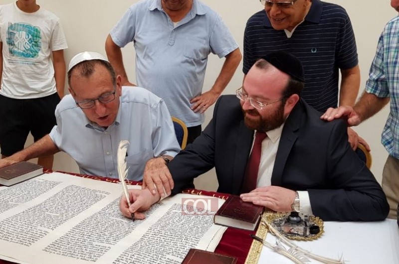 פוליטיקה בצד: ראש העיר תל אביב כתב אות בספר התורה 