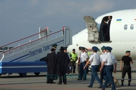 100 ישראלים נתקעו בשדה-תעופה בקייב: בית חב