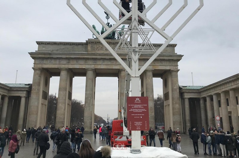 ברלין מתרגשת: בערב שבת הוצבה חנוכיית ענק בשער ברנדנבורג
