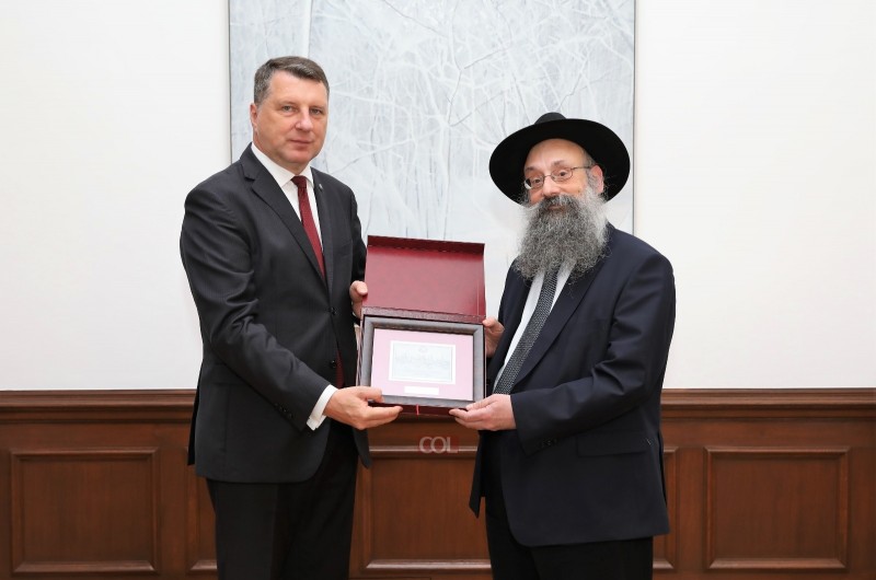 נשיא לטביה העניק לשליח חב