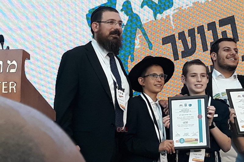 בכנס ארגוני הנוער תל אביב: תעודת 'מחנך השנה' לרב שרגא דהן 
