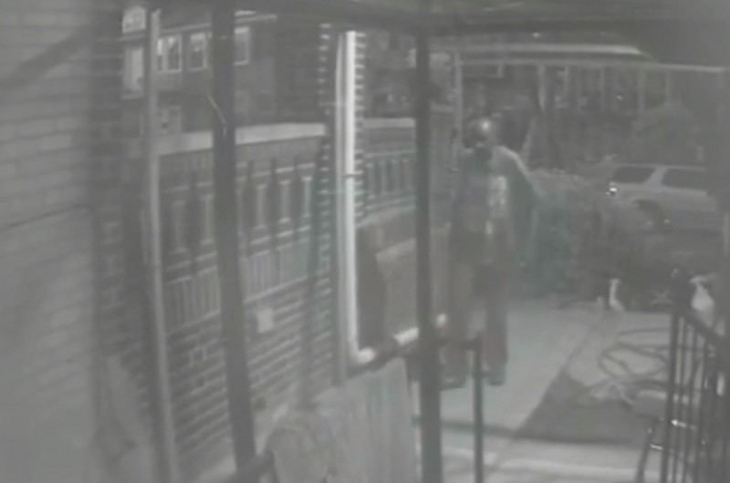 המשטרה מחפשת: אלמוני פרץ לבית כנסת בקראון הייטס - וגנב