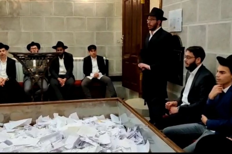 לאחר השבת, תלמידי ישיבת 