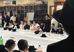 כנסו לאווירה: ארבעים שניות מההתוועדות האורחים בחצרות קודשנו. גולש COL שיגר סרטון כנסו לאווירה: ארבעים שניות מההתוועדות האורחים בחצרות קודשנו. גולש COL שיגר סרטון