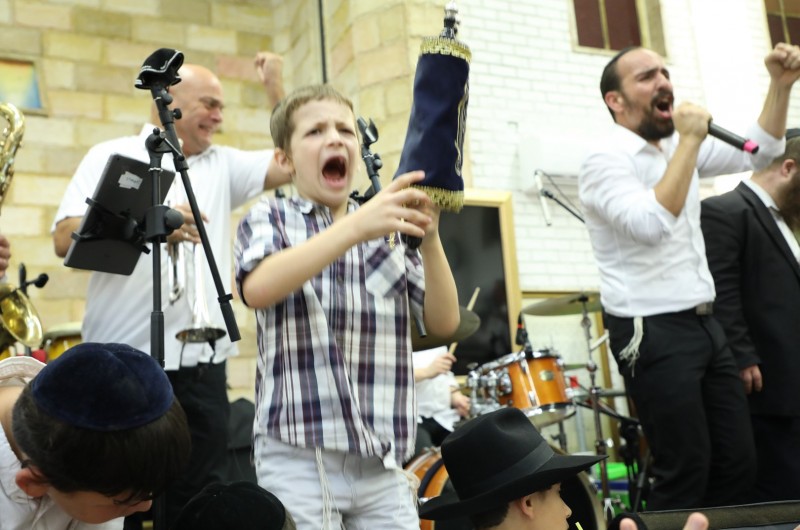 כל הנערים: הקפות שניות בכפר חב