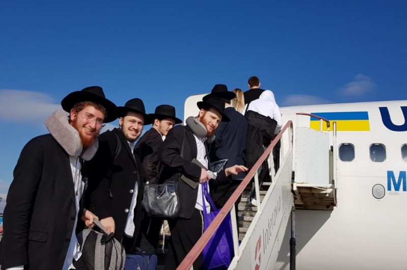 התלמידים השלוחים לישיבת 'תורת אמת' בירושלים, הבוקר בשדה התעופה בקייב, בדרכם למקום השליחות