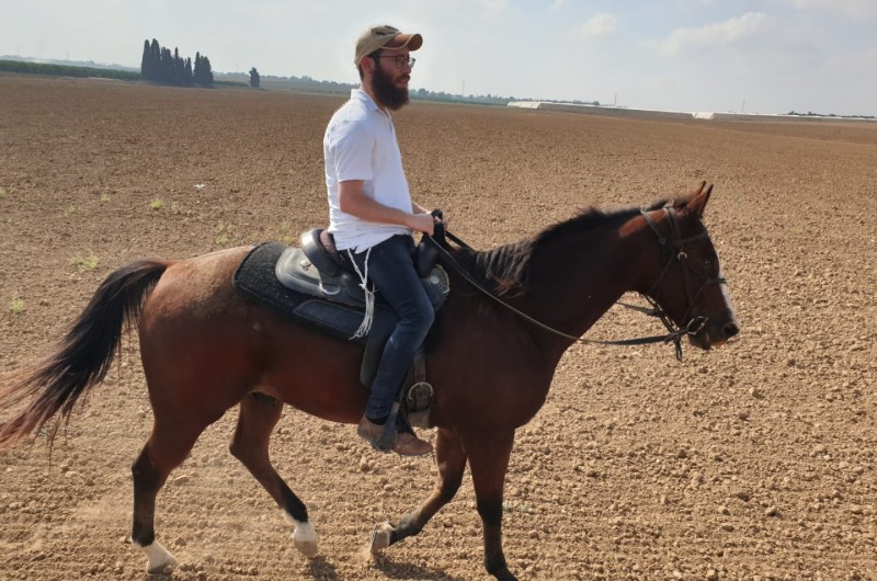 'אלה ברכב ואלה בסוסים': מנדי ריזל המסקר את תחום הרכב עבור מדורי הרכבים, נצפה כשהוא דוהר ובודק כמה 'כוח סוס' יש לסוס אותו לקח למירוץ קצר.