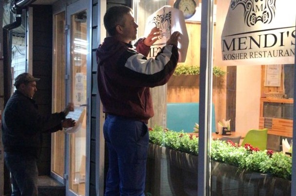 מנדי גולדשמיד מדיינפרו פתח את המסעדה השישית שלו מרשת 'מענדיס' במרכז העיר אומן אותה פוקדים עשרות אלפים בשנה