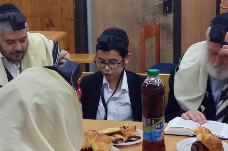 מזל טוב: התמים שניאור גושן בהנחת תפילין הבוקר בבית כנסת חב