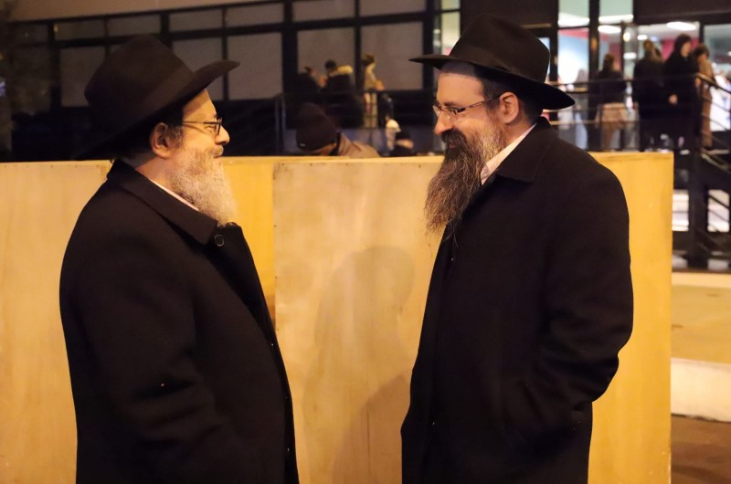 בחתונת אזימוב-הרץ בפאריז הערב, נצפה השליח הרב שבתי סלבטיצקי, שהגיע במיוחד מאנטוורפן - בשיחה עם דוד הכלה השליח הרב לוי אזימוב