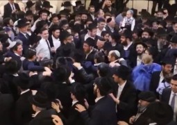 הזמר יוני שלמה מרקיד את החוגגים בחתונת הרץ-אזימוב, הערב בבית חיה מושקה בפאריז הזמר יוני שלמה מרקיד את החוגגים בחתונת הרץ-אזימוב, הערב בבית חיה מושקה בפאריז