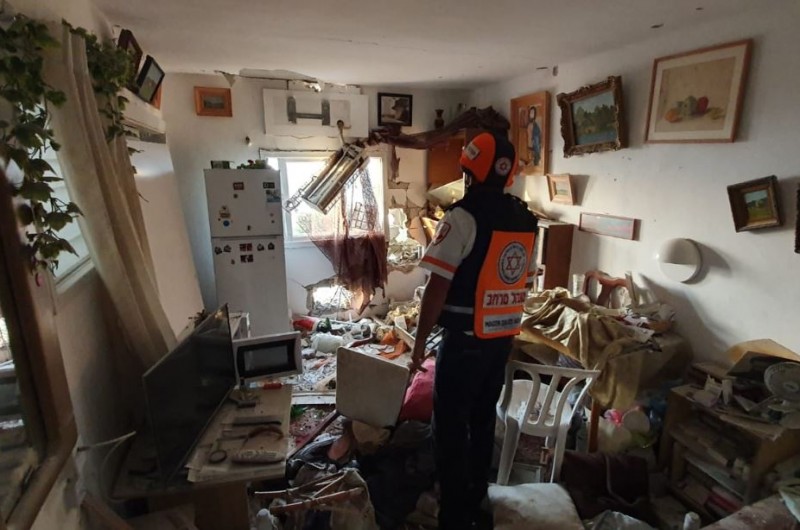  פגיעה ישירה בבית באשקלון • צפו בתיעוד מהזירה 