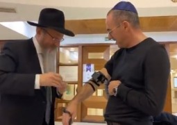 צפו: רבה של רוסיה השליח הרב בערל לאזאר בהנחת תפילין למנכ צפו: רבה של רוסיה השליח הרב בערל לאזאר בהנחת תפילין למנכ
