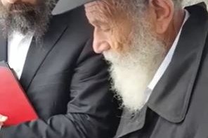 בחודש אייר האחרון: במהלך נסיעה מיוחדת לרבי בקשר עם 50 שנה לשכונה, הרה