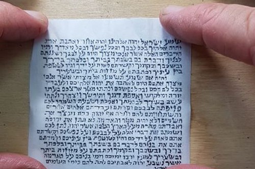 הרב אלעד כהן רבה של שכונת 'הראשונים' בכפר סבא, ומנהל מכון 'אות והדר' נדהם לגלות במהלך בדיקה שגרתית של מזוזות, מזוזה שכולה עשויה על נייר. כך זה נראה