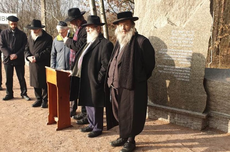 הוקמו מצבות זיכרון על 4 קברי אחים שנרצחו בידי הנאצים
