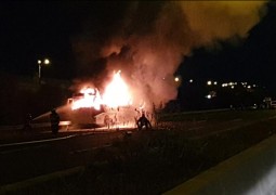 צפו: אוטובוס ריק נשרף בכביש 6 • צילום: תיעוד מבצעי מד צפו: אוטובוס ריק נשרף בכביש 6 • צילום: תיעוד מבצעי מד